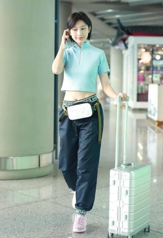 34岁张俪短发立领露脐装，清爽帅气健康美，网友:没想那么有料