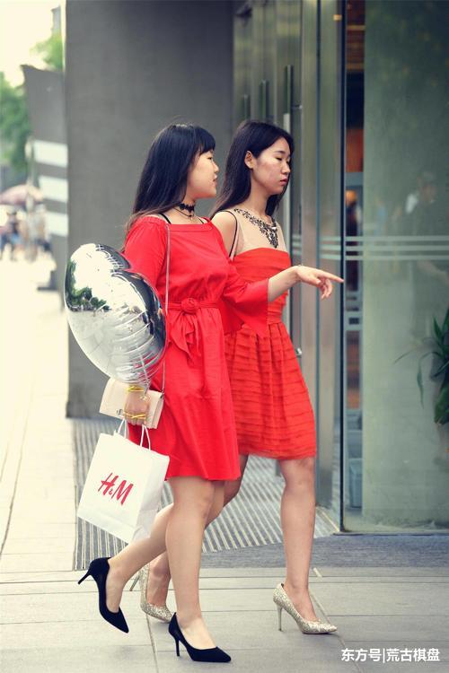 一对身材不同的闺蜜，她们穿着红裙，却搭配不一样的尖头细高跟鞋