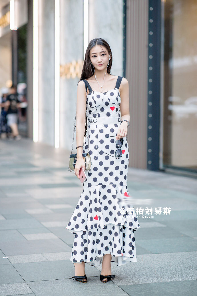 街拍重庆:好看，身材好，有气质，穿搭时尚，简直就是完美女神!