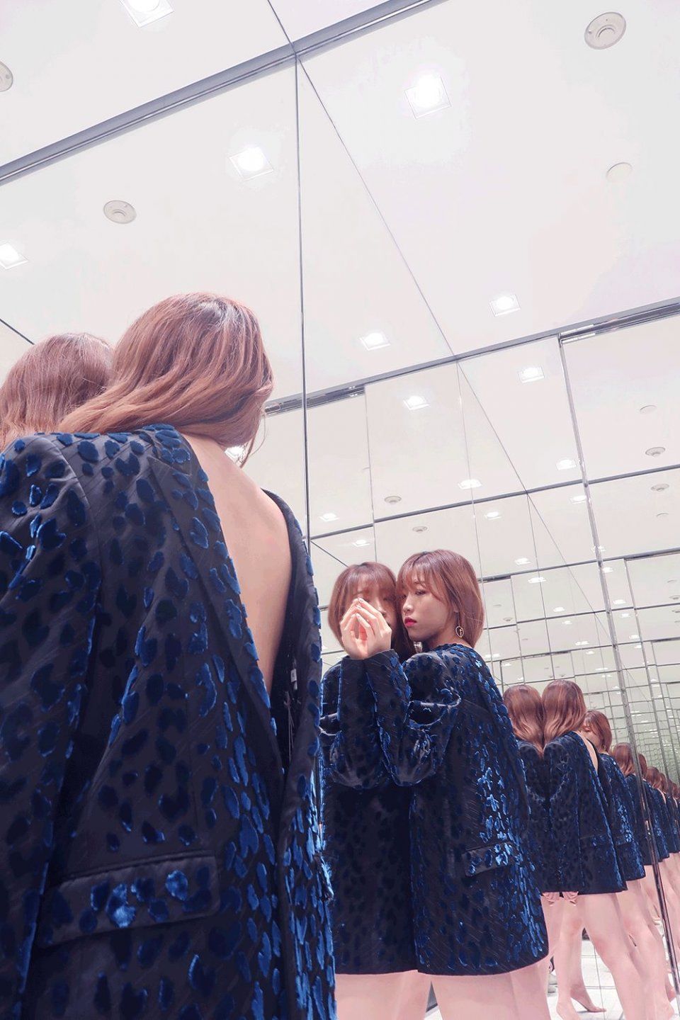 亲身示范丨原来真的可以在试衣间自拍出时尚芭莎封面!