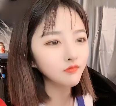 关系@次惑小仙女与可乐同框,关系亲密似“情侣”,前任佳帅却在直播间大哭
