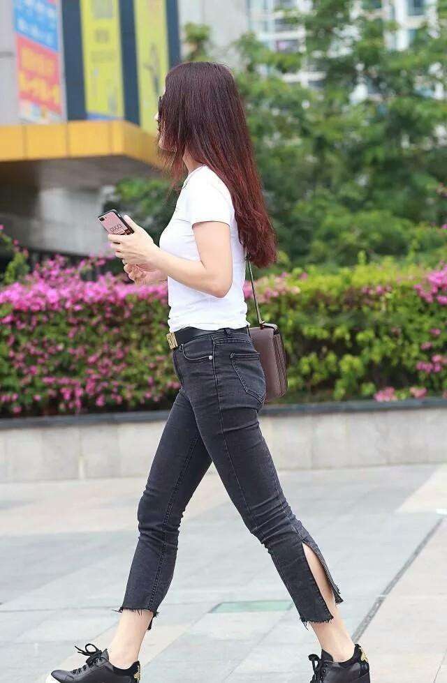 穿搭紧身牛仔裤的美女,身材紧致圆润,男人看到都喜欢