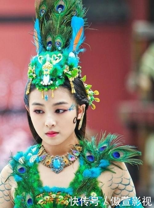 女明星■女明星的孔雀公主造型,全身都穿上羽毛就像了吗?