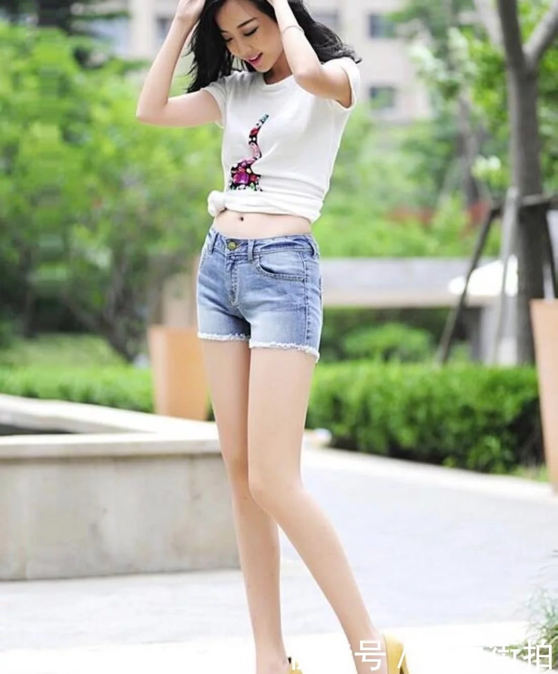 清新迷人牛仔裤优雅别致，魅力不可挡，轻松塑造出时尚达人的气质