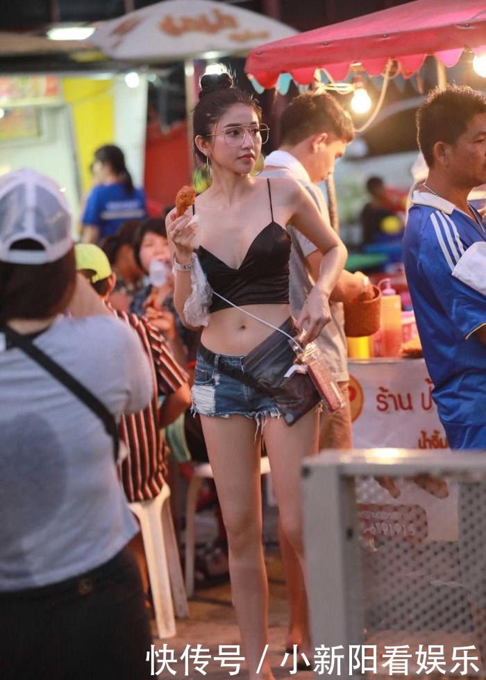  [散发]街拍 小姐姐一身清凉穿搭, 散发浓浓女人味