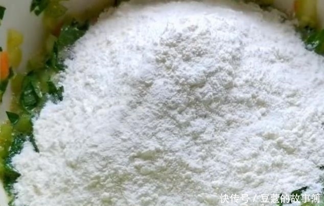  [我家]芹菜里加3个鸡蛋，我家一周吃6次，孩子每次都吃光，营养又解馋