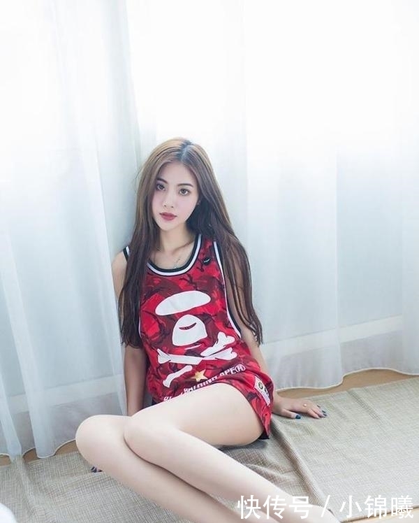 喜欢:穿运动装的美女你喜欢吗?俏皮可爱身材好,大长腿太吸引人了