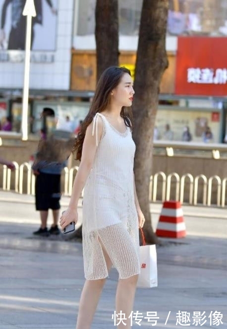 『女人味』街拍:身穿露肩白色时尚款连衣裙,秀出雪白的香肩,具有非常性感的女人味