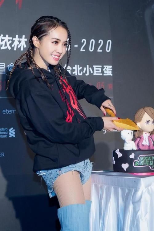 渔网袜■热裤短到腿根，靴子能当裤子，火辣造型太吸睛，蔡依林也太“妖”