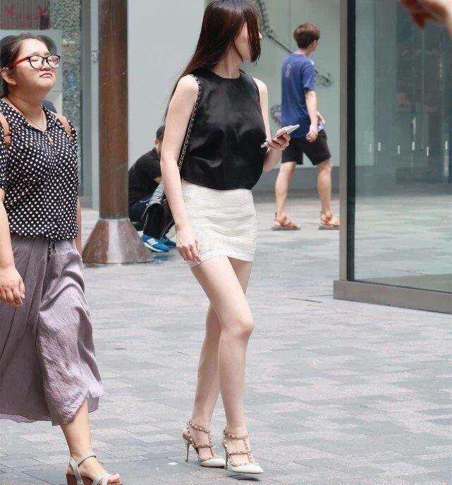 街拍: 紧致的包臀裙, 这也太短了吧?