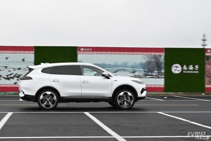  『加速能力』实在没办法太低调，“多姿势”体验全新腾势X PHEV