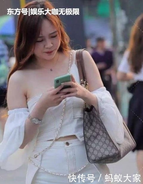  『长袖』街拍：身材苗条的小姐姐，一件黑色的长袖连衣裙，气质女神魅力范