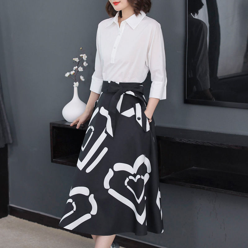 女人不会搭配简直”没法看“，终于等到时髦套装+高跟鞋，真迷人