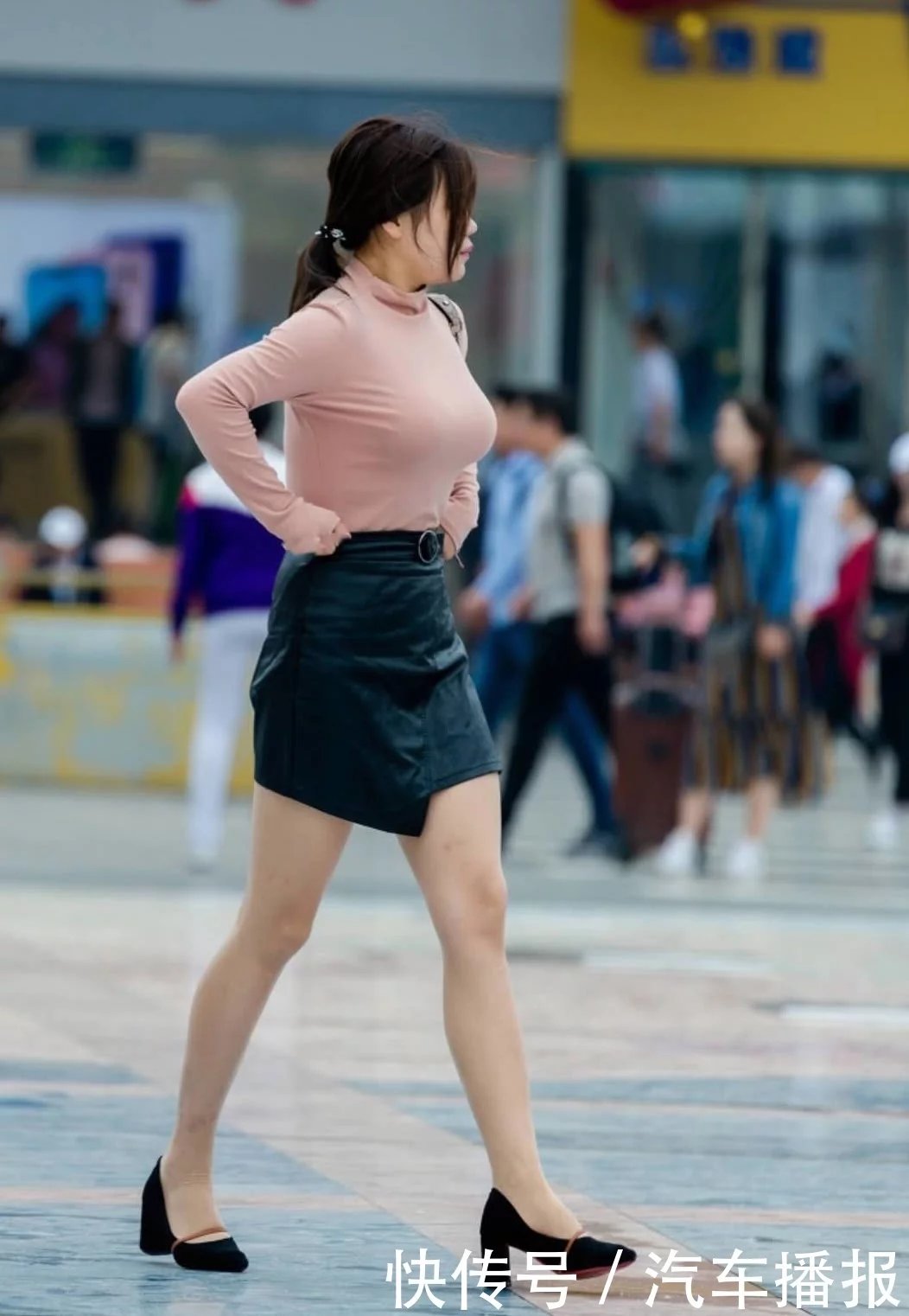 大姐姐紧身衣搭配迷你小皮裙，双腿修长上围丰腴，这一脸的疲倦让