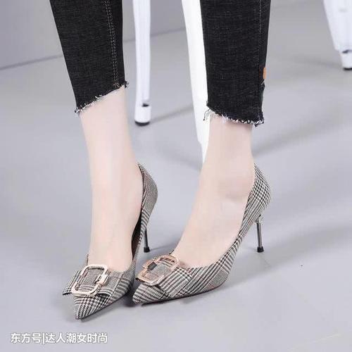 高跟鞋的是女人的专属品，倾城如画的美艳，你也喜欢对吗？