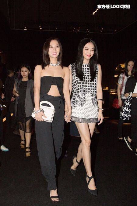 王珞丹为了美太拼了，扁平身材驾驭抹胸装，网友:看着好尴尬