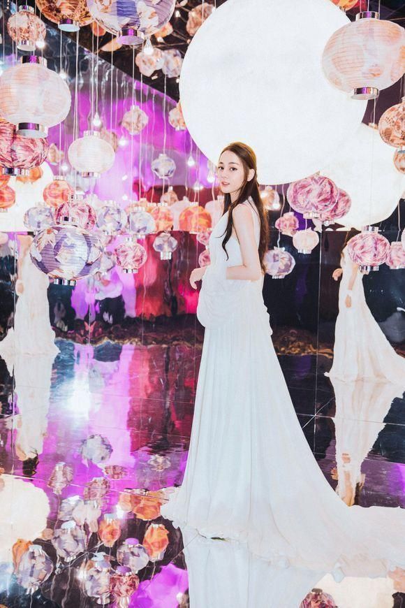 看了baby的小白裙，再看看热巴，才知道身材和气质哪个更重要!