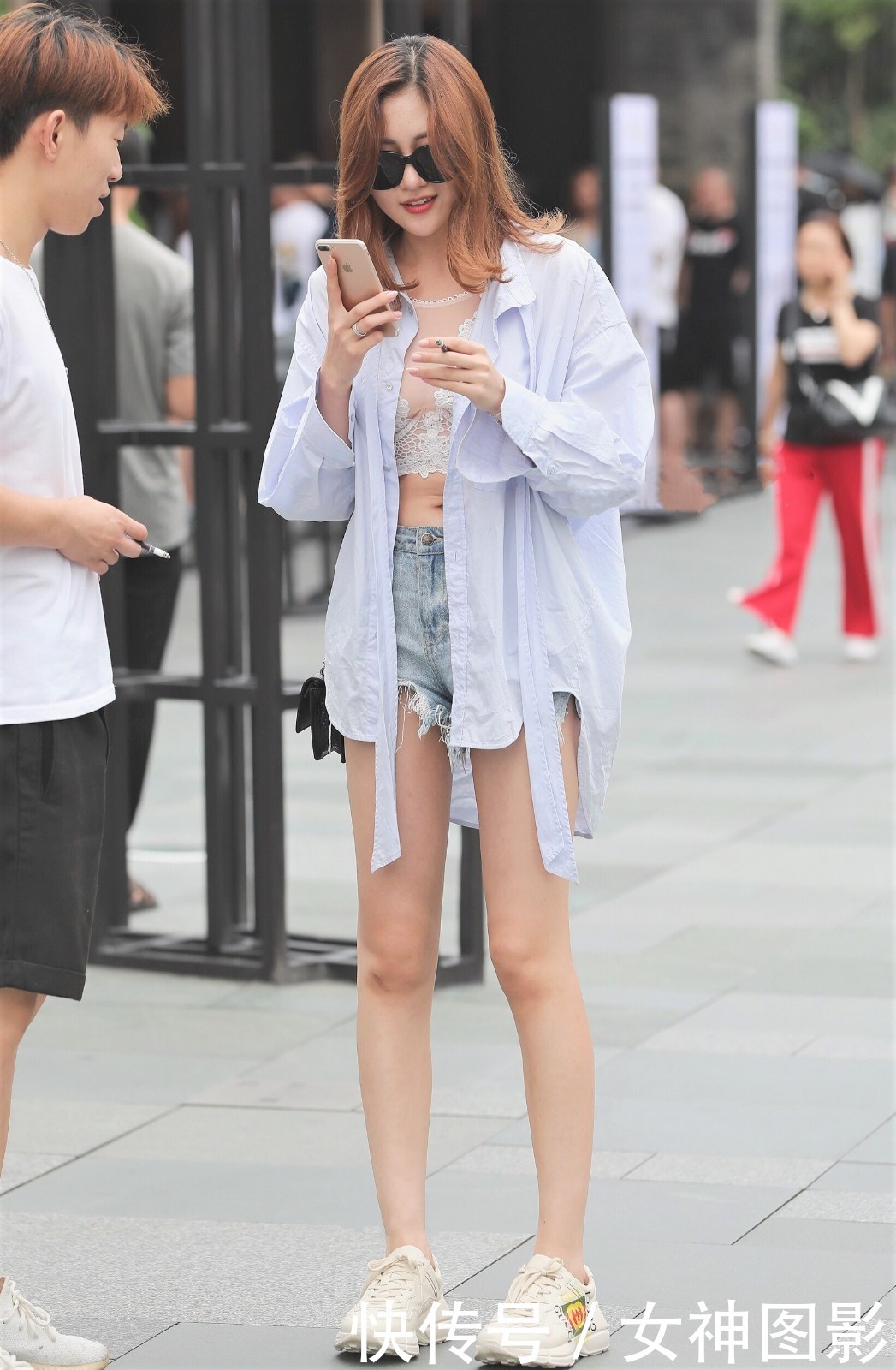 时尚街拍：内衣配热裤，这个小姐姐优雅又迷人！
