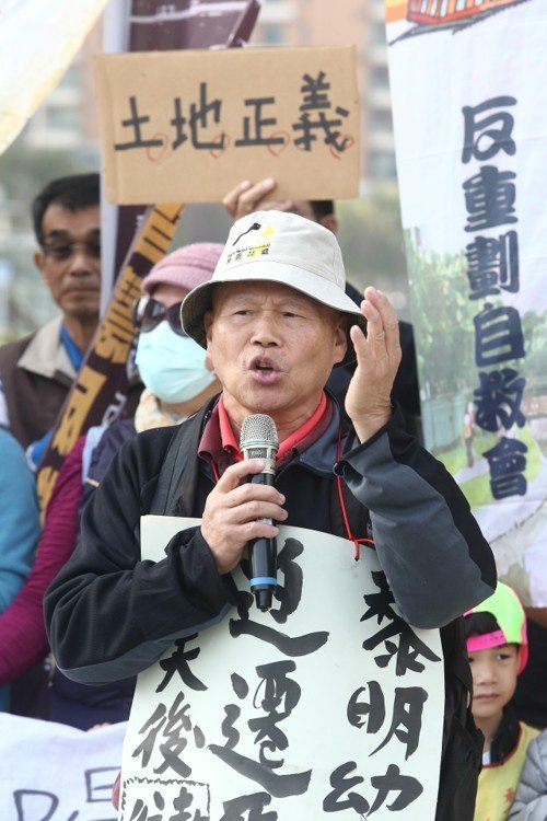 台湾一男子赴蔡英文办公室陈情 自残流血送医(图)