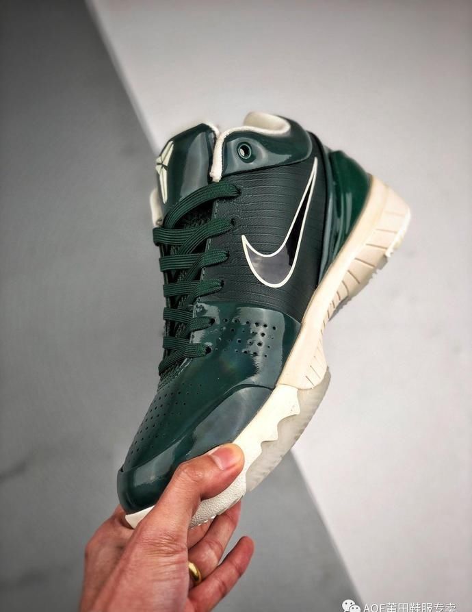 『球鞋』无愧是科比门徒,连球鞋设计都类似!耐克zoom Kobe 4代雄鹿开箱