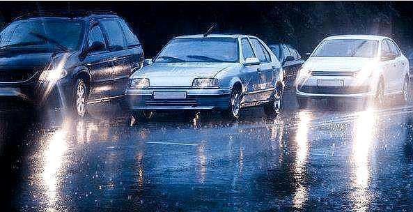  高速：高速上遇到下暴雨，到底开雾灯还是双闪？很多车主弄错了