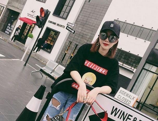 路人街拍：小姐姐的格子吊带长裙很时尚，美丽的身材一览无余