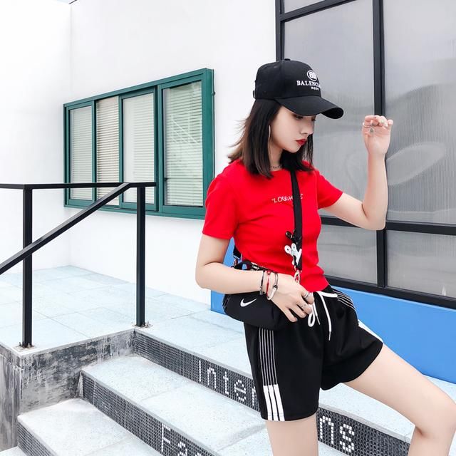 上身自然掩映窈窕身材 配短裤 配裙子都so easy！