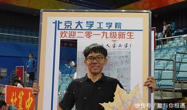  『武亦姝』北大新生报到，热度却不及清华，难道是因为没有武亦姝的加入
