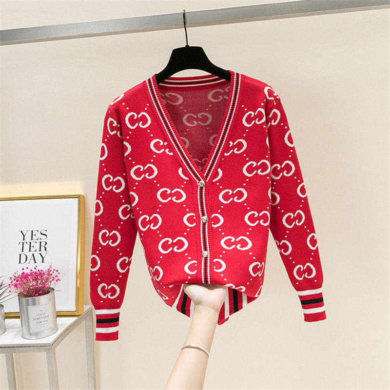 闺蜜身上的小衫换了一件又一件，简直美嫩的太迷人