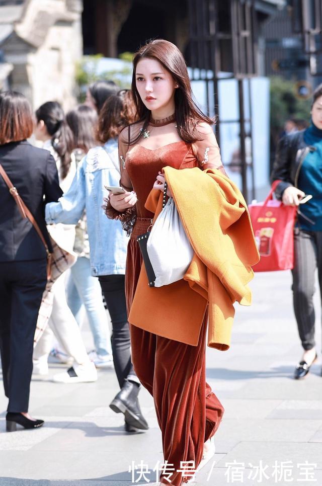 # 打电话#比出胜利的手势，笑容真甜美！，街拍：打电话的小姐姐