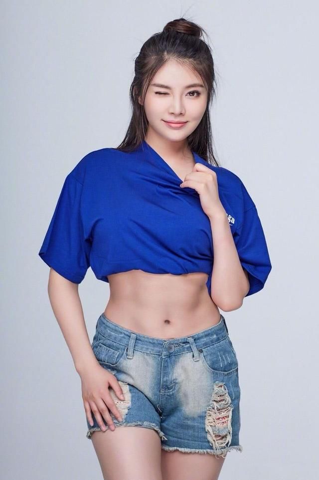 徐冬冬紧出了名！裸色长裙穿得那么紧，简直就是大写的S型！