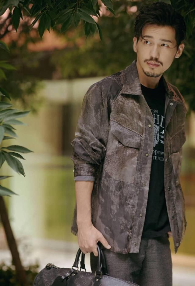 白宇这枚男主衣品再次火了，颜色沉稳雅致，我只想说一句好看