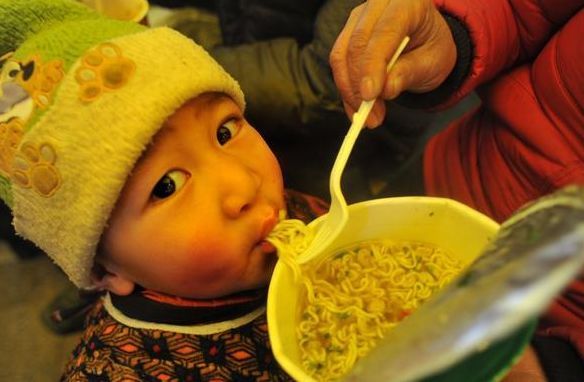 我坐月子婆婆让我吃泡面,我把面倒进垃圾桶,看