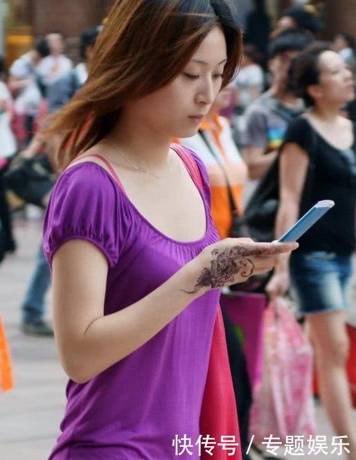 白色的紧身裤自，深紫色的上衣让小姐姐显得是那么的时尚与自信