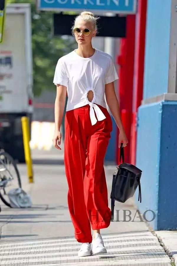 白色上装+亮色下装的三种穿搭方式，减龄显瘦正流行，贝嫂肯豆都