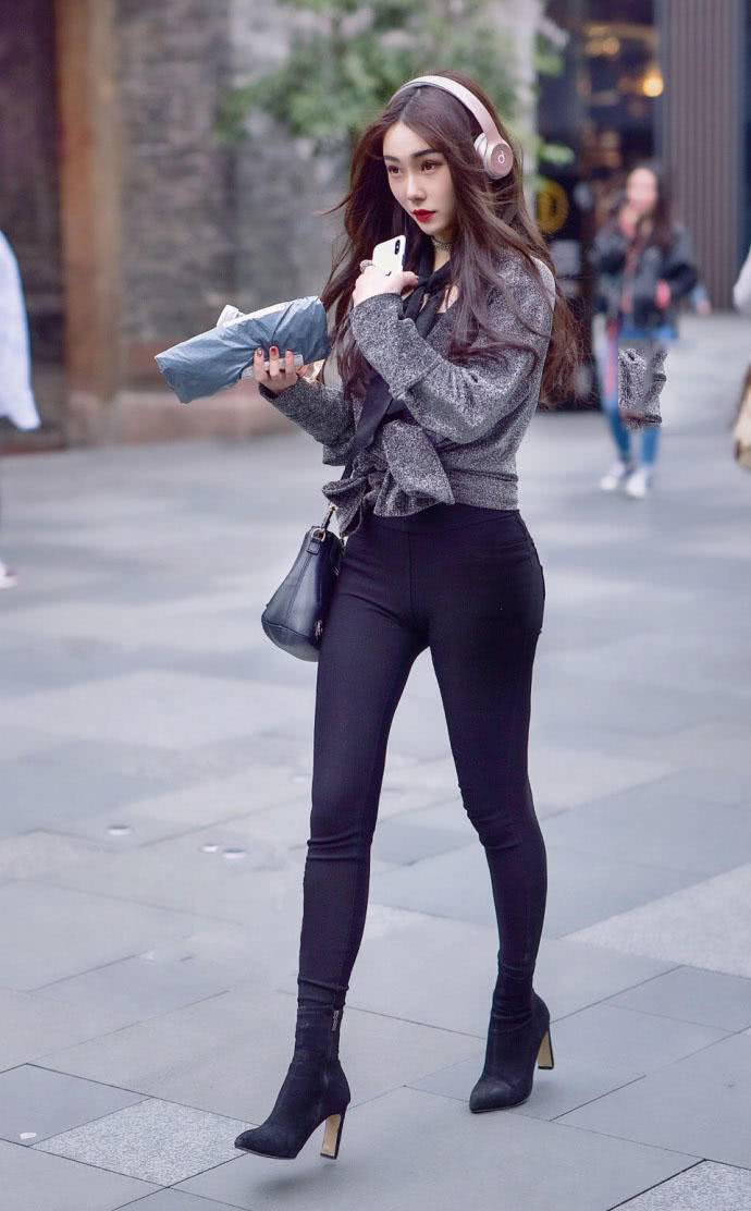 你们最爱的黑色紧身裤美女，身姿苗条时尚性感，背影臀型实在迷人