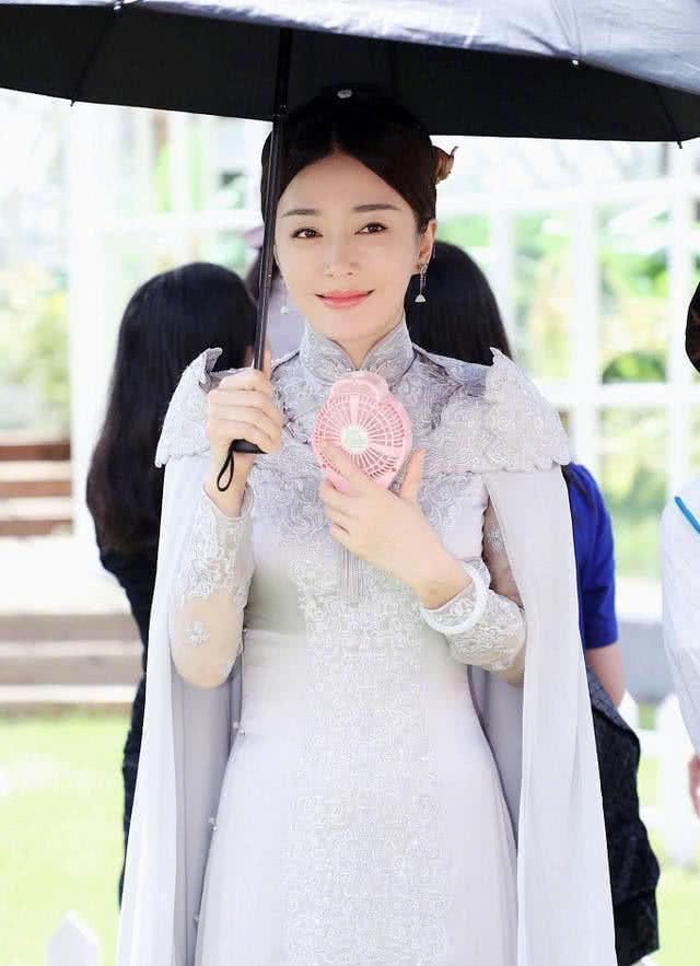 当秦岚和范冰冰同穿斗篷装时，终于知道气质和长相哪个更重要了！