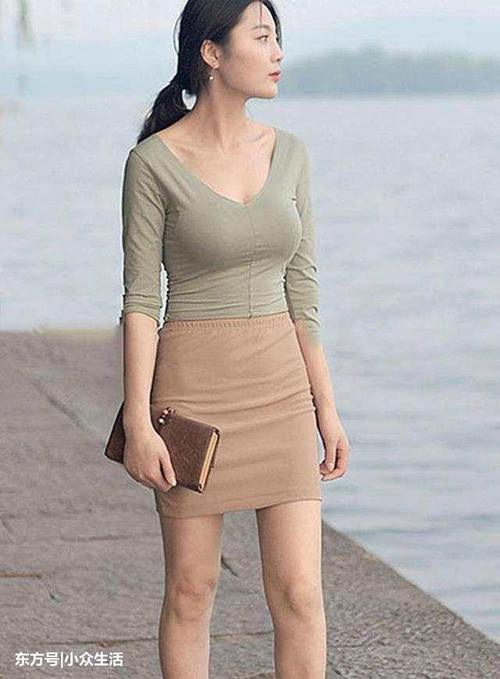 街拍：耐看的小姐姐，图1妹子白色小背心凸显女人的知性甜美