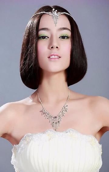 迪丽热巴早前写真，妆容夸张堪比baby，网友：幸亏颜值过硬！