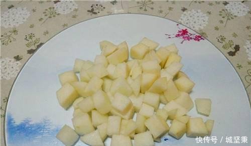 「雪梨银耳羹」雪梨和它煮,是天然“玻尿酸”,常喝皮肤细嫩白皙不长斑,人更美!