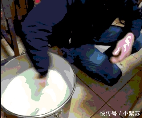实拍: 小店的骨汤为什么这么白, 男子1分钟做出一锅, 网友: 良心