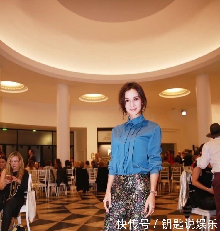 卢靖姗穿抹胸裙, 紧到走路都不方便了, 网友: 韩庚眼光真好!