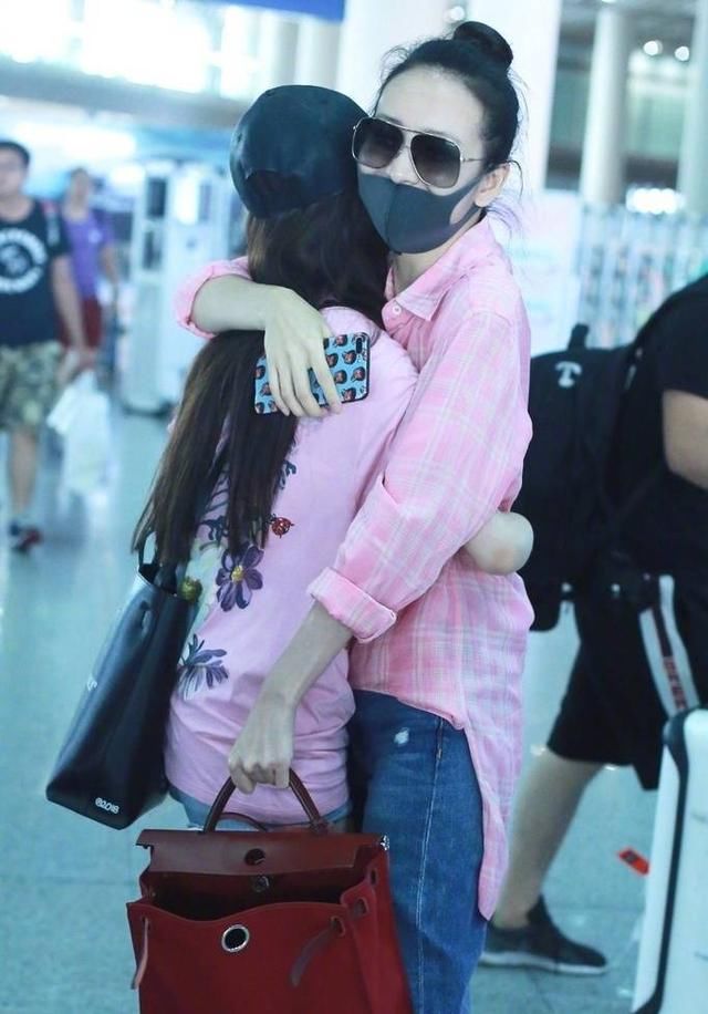 35岁王鸥和20岁宋祖儿同穿粉色上衣现身机场，一个少女一个大妈