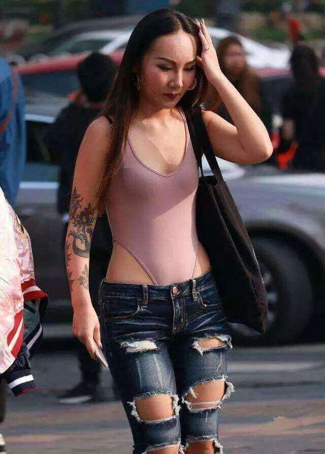 街拍: 小姐姐这么穿不怕被别人看见吗?