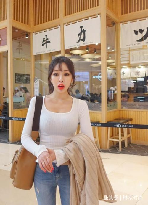 街拍：喜欢第5个美女，紧身牛仔裤很有气质，显完美身材！