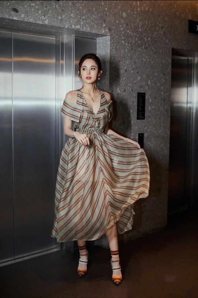 古力娜扎还真是会搭，袜子露出鞋子外一样潮流，网友：腿长的优势