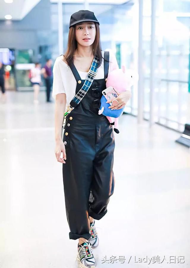 37岁秦岚穿牛仔热裤露大长腿，完全不输18岁小仙女，气质秒杀