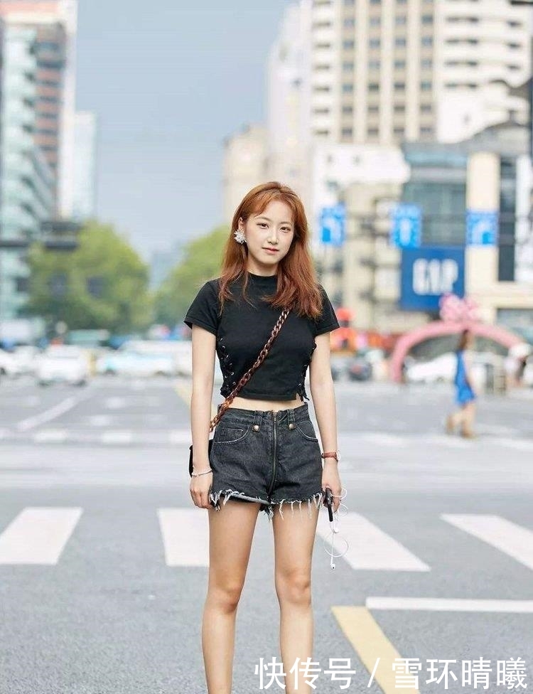  气质：美女街拍：打扮时尚的小姐姐，显露出了性感的身材，还很有气质！