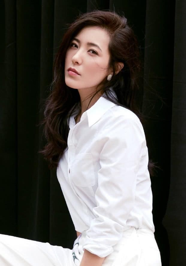 曾黎颜值杠杠的，将一身白色穿出了女王范，连“斗笠”也很时尚!