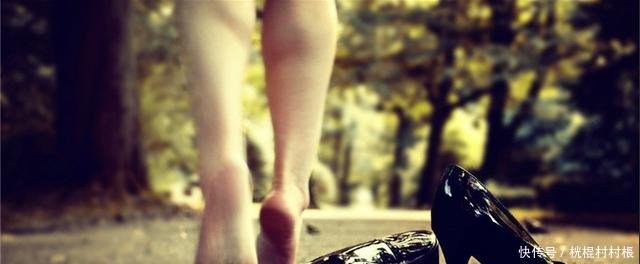 每天穿高跟鞋，腿变长了，那你的脚还好么
